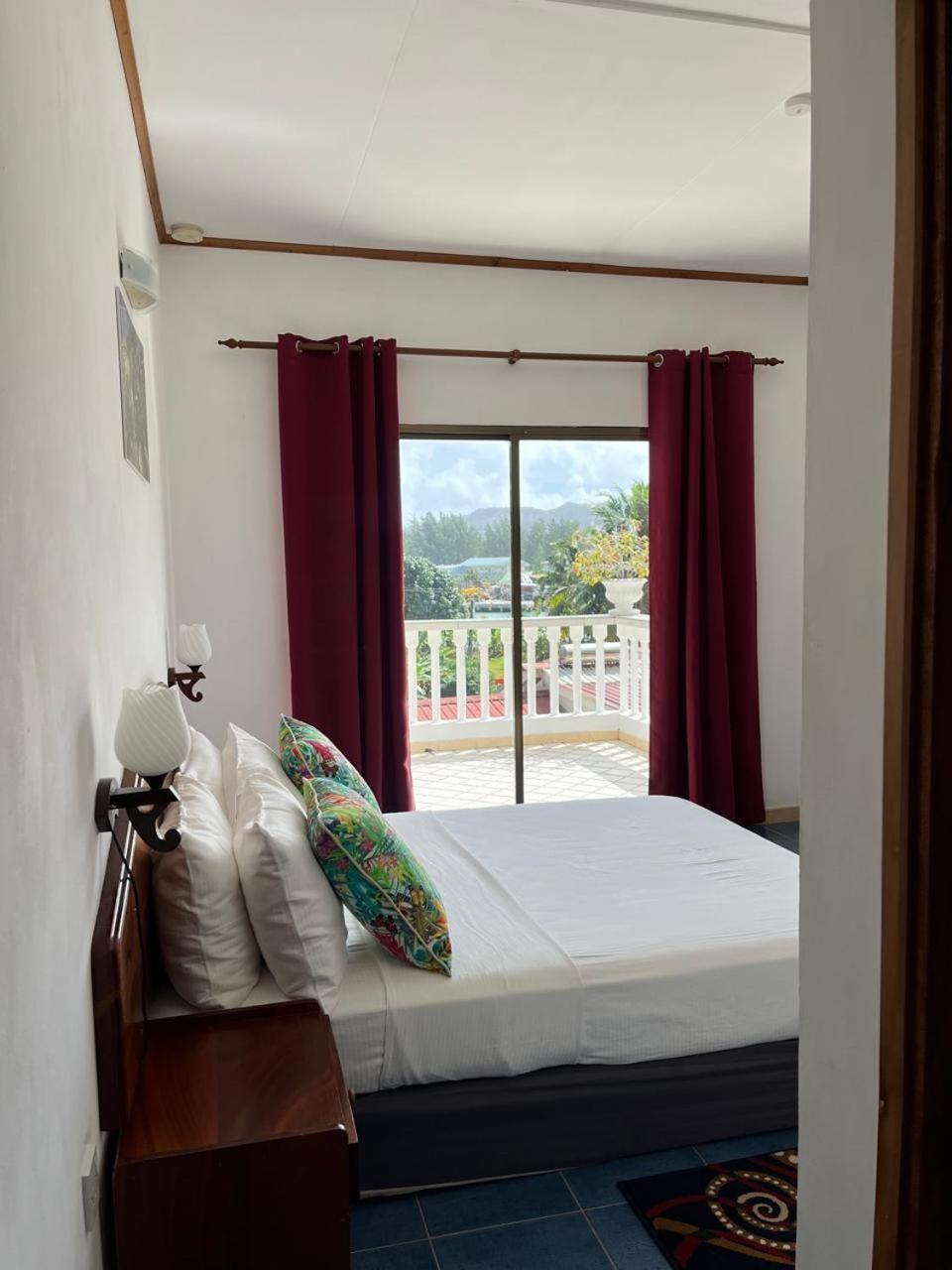 Cavern Apartments Baie Sainte Anne Rum bild